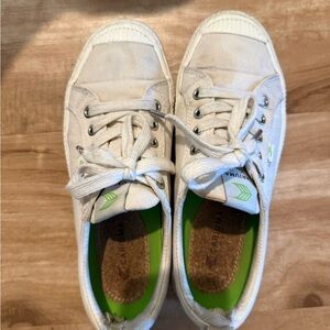 White Canvas Sneakers with Green Insole - Cariuma